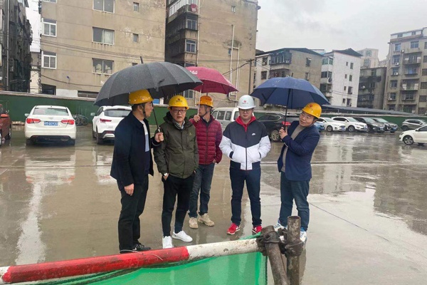 南昌市政公用集團(tuán)領(lǐng)導(dǎo)蒞臨桃花南路安置房項目指導(dǎo)工作600400P2.jpg