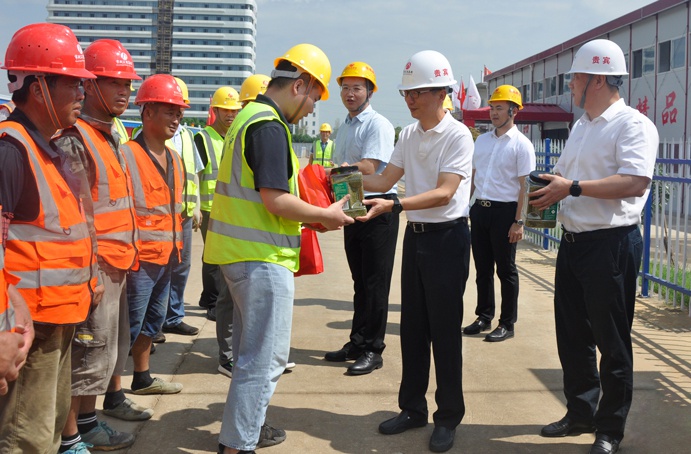 南昌市政公用集團(tuán)鄭學(xué)平到工程建設(shè)一線(xiàn)送清涼6910.jpg