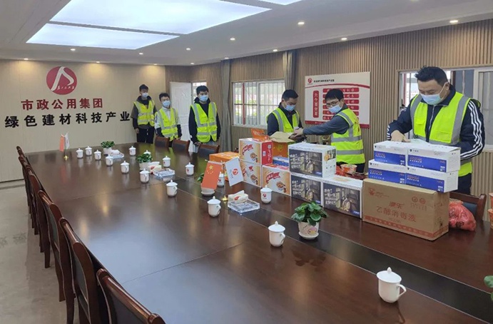 南昌市政建設(shè)集團(tuán)張世東慰問產(chǎn)業(yè)園疫情封控項目職工02.jpg