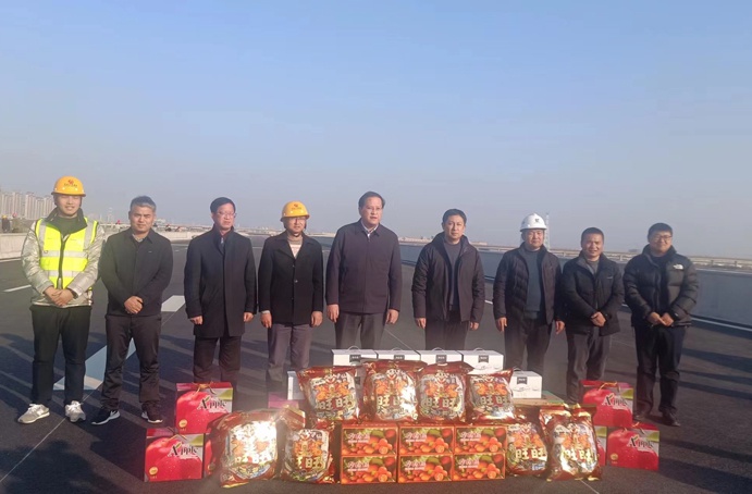 南昌縣縣委書記陳翔到小藍(lán)大道快速化新建項(xiàng)目現(xiàn)場(chǎng)調(diào)研慰問(wèn)