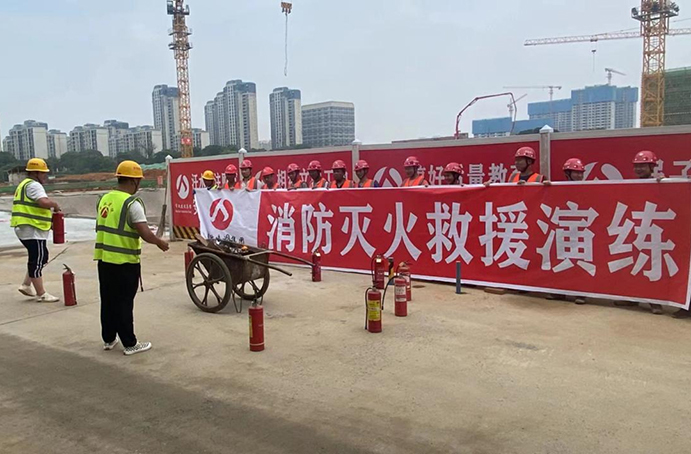 南昌市政建設(shè)集團(tuán)各項目組織開展形式多樣的安全生產(chǎn)應(yīng)急演練